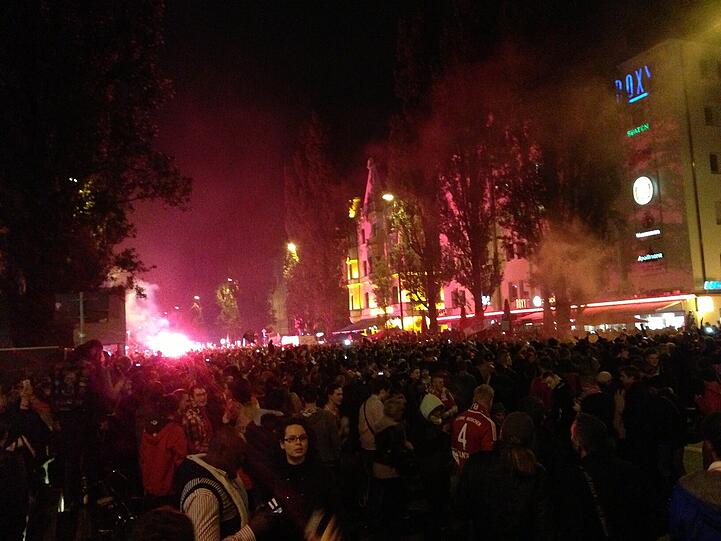 So ausgelassen feiern die Fans auf der Leopoldstraße den Bayern-Sieg. Die Bilder