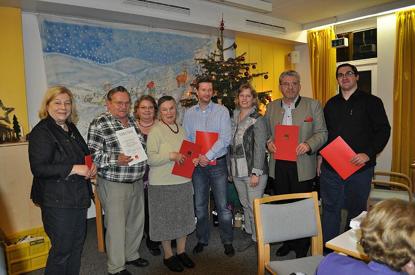 Ehrungen bei der Jahresabschlussfeier des SPD-Ortsvereins Milbertshofen-Am Hart. Personen von links nach rechts: Neumitglied Monika Ferch, Peter Hillesheim (10 Jahre), Christina Hörl (Vorsitzende), Gertrud Wolkstein (25 Jahre), Fabian Henschel (10 Jahre), Ruth Waldmann (MdL), Erwin Zacherl (40 Jahre), Alessandro Fuschi (10 Jahre)