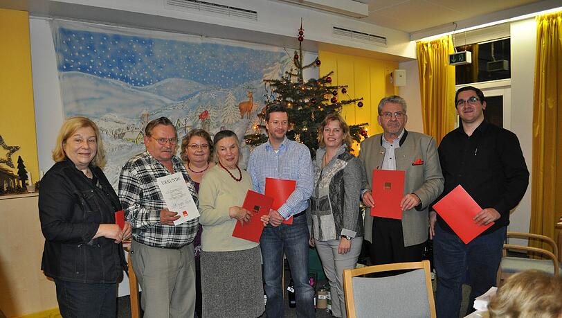 Ehrungen bei der Jahresabschlussfeier des SPD-Ortsvereins Milbertshofen-Am Hart. Personen von links nach rechts: Neumitglied Monika Ferch, Peter Hillesheim (10 Jahre), Christina Hörl (Vorsitzende), Gertrud Wolkstein (25 Jahre), Fabian Henschel (10 Jahre), Ruth Waldmann (MdL), Erwin Zacherl (40 Jahre), Alessandro Fuschi (10 Jahre) Ehrungen bei der Jahresabschlussfeier des SPD-Ortsvereins Milbertshofen-Am Hart. Personen von links nach rechts: Neumitglied Monika Ferch, Peter Hillesheim (10 Jahre), Christina Hörl (Vorsitzende), Gertrud Wolkstein (25 Jahre), Fabian Henschel (10 Jahre), Ruth Waldmann (MdL), Erwin Zacherl (40 Jahre), Alessandro Fuschi (10 Jahre)