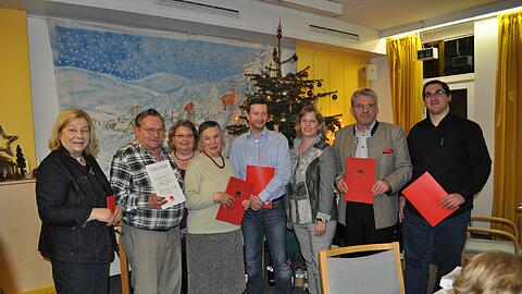 Ehrungen bei der Jahresabschlussfeier des SPD-Ortsvereins Milbertshofen-Am Hart. Personen von links nach rechts: Neumitglied Monika Ferch, Peter Hillesheim (10 Jahre), Christina Hörl (Vorsitzende), Gertrud Wolkstein (25 Jahre), Fabian Henschel (10 Jahre), Ruth Waldmann (MdL), Erwin Zacherl (40 Jahre), Alessandro Fuschi (10 Jahre)