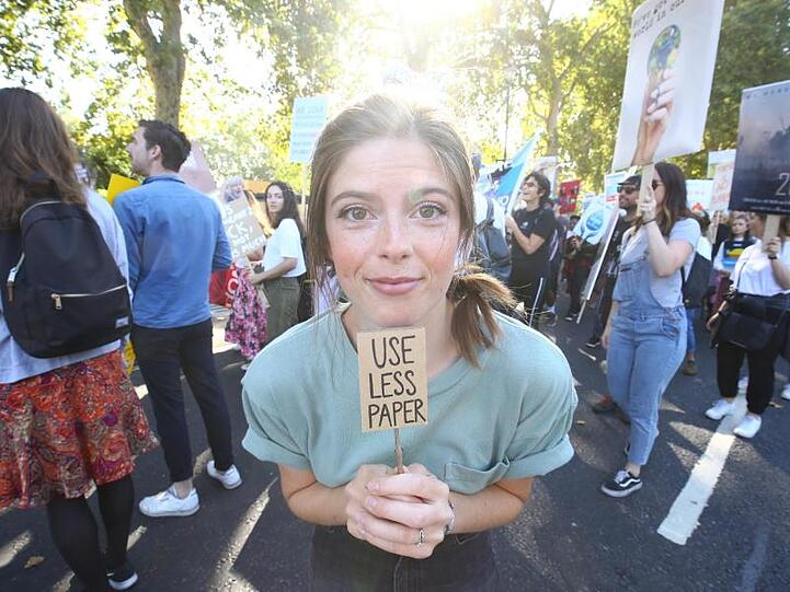 Gute Idee: "Verwendet weniger Papier" hat eine Demonstration auf ein besonders kleines Protestschild geschrieben.