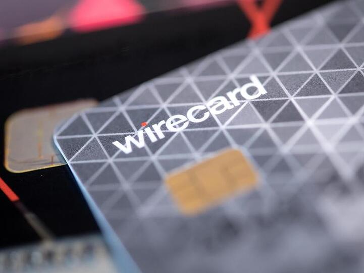 Eine Kreditkarte des Bezahldienstleister Wirecard liegt in einem Showroom des Unternehmens auf einem Tisch. Foto: Sven Hoppe/dpa/Archivbild