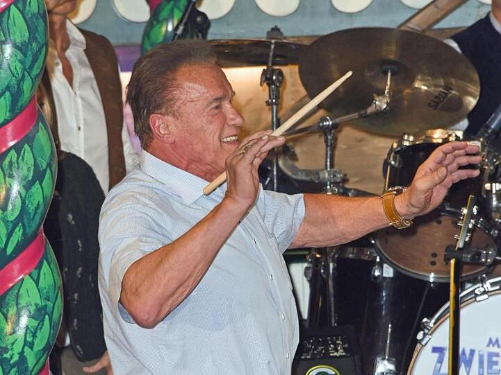 Arnold Schwarzenegger dirigiert im Marstall Festzelt auf dem Oktoberfest. Foto: Ursula Düren