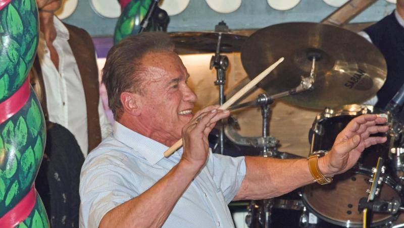 Arnold Schwarzenegger dirigiert im Marstall Festzelt auf dem Oktoberfest. Foto: Ursula Düren Arnold Schwarzenegger dirigiert im Marstall Festzelt auf dem Oktoberfest. Foto: Ursula Düren