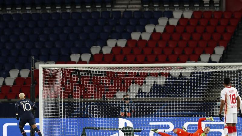 PSG-Star Neymar (l) erzielt das goldene Tor. Mit der Entstehung des Elfmeters hadert RB-Coach Nagelsmann im Anschluss.