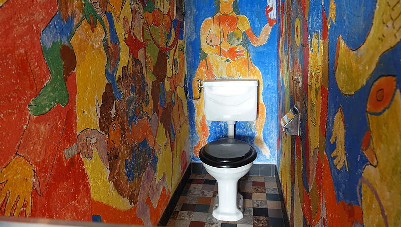 Sixtinische Kapelle heißt eine Gästetoilette im Museum Centre Dürrenmatt, in der der Künstler jeden Zentimeter mit Figuren aus seinen Werken bemalt hat. Sixtinische Kapelle heißt eine Gästetoilette im Museum Centre Dürrenmatt, in der der Künstler jeden Zentimeter mit Figuren aus seinen Werken bemalt hat.