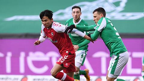 Freiburgs Woo-Yeong Jeong (l) und Bremens Maximilian Eggestein teilten sich mit ihren Teams die Punkte.