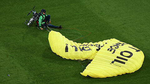 Der Greenpeace-Aktivist nach der Bruchlandung auf dem Rasen der Allianz Arena in München.