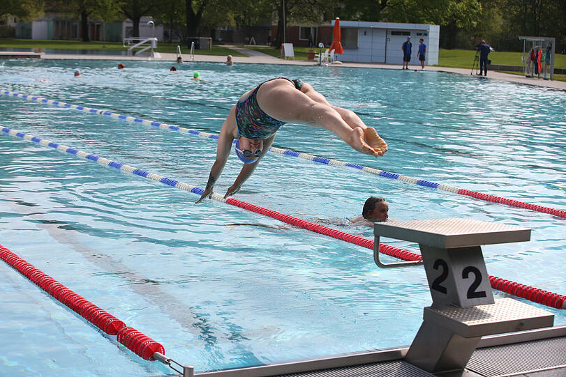 Am Morgen sind viele Profis im Wasser. Elegant und athletisch springt Leistungsschwimmerin Esra Mayr in ihren ersten Schwimmtag.