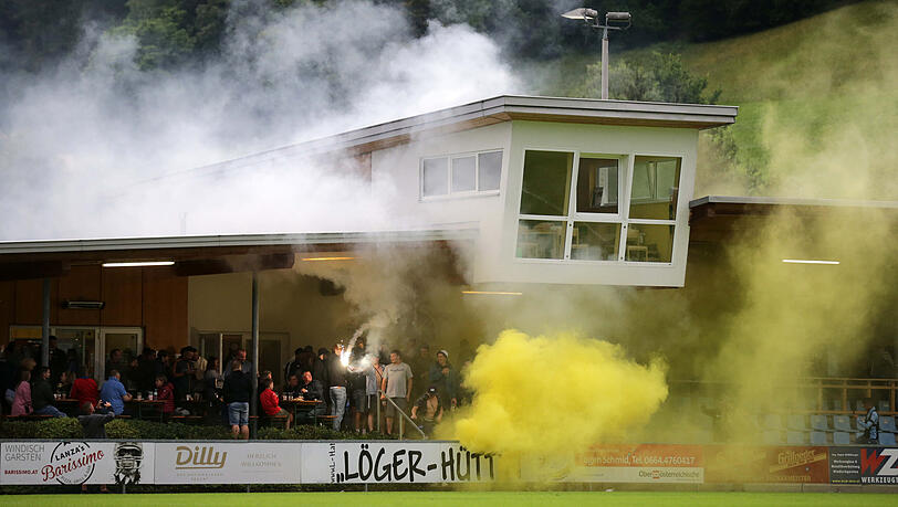 Fans des TSV 1860 zündeten während des Spiels gegen Ried Pyrotechnik.