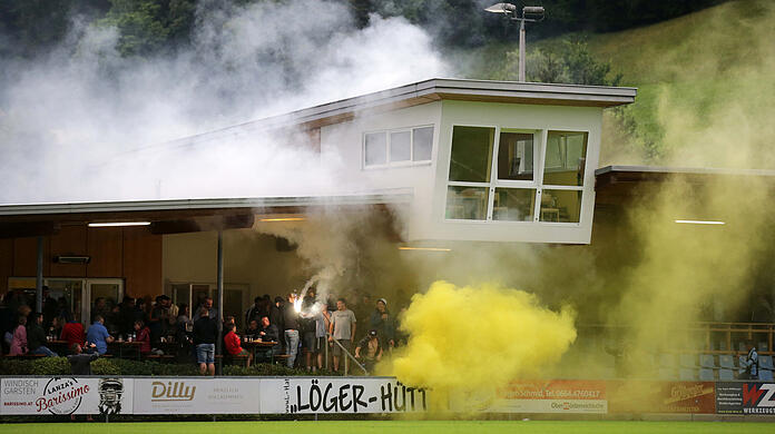 Fans des TSV 1860 zündeten während des Spiels gegen Ried Pyrotechnik.
