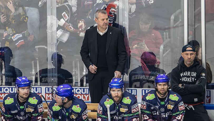 Die Eisbären Berlin um Cheftrainer Serge Aubin (M.) verpassten die Playoffs.