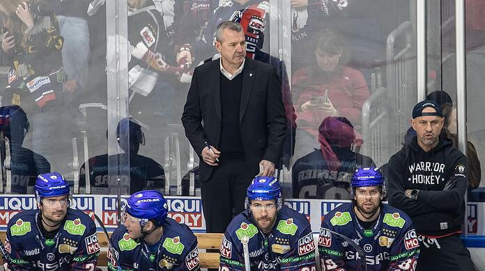 Die Eisbären Berlin um Cheftrainer Serge Aubin (M.) verpassten die Playoffs.