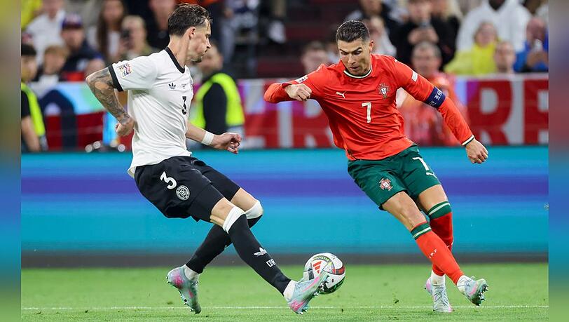 Robin Koch (l.) im Zweikampf mit Cristiano Ronaldo: Rund zehn Millionen Menschen schalteten im ZDF die Niederlage der DFB-Elf ein.