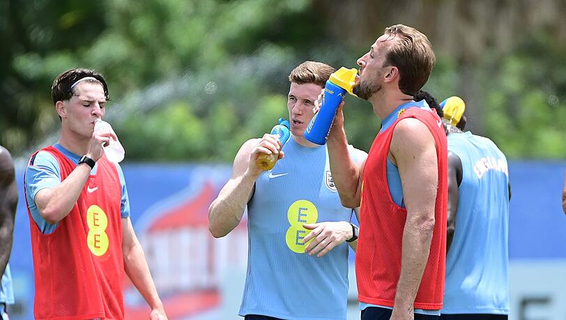 Englands Nationalspieler um Harry Kane (r) während einer Trinkpause. (Archivbild) Englands Nationalspieler um Harry Kane (r) während einer Trinkpause. (Archivbild)