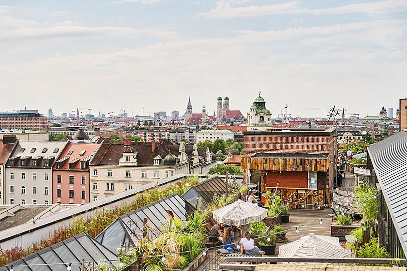Der Kulturdachgarten (Fat Cat) auf dem ehemaligen Gasteig bietet am "Tag der Münchner Dachgärten" Pop-up-Yoga-Kurse und eine Führung an. Der Kulturdachgarten (Fat Cat) auf dem ehemaligen Gasteig bietet am "Tag der Münchner Dachgärten" Pop-up-Yoga-Kurse und eine Führung an.