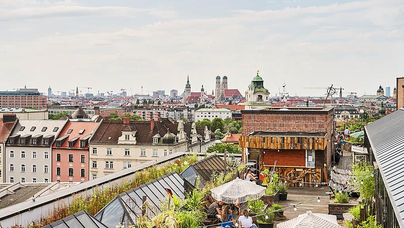 Der Kulturdachgarten (Fat Cat) auf dem ehemaligen Gasteig bietet am "Tag der Münchner Dachgärten" Pop-up-Yoga-Kurse und eine Führung an. Der Kulturdachgarten (Fat Cat) auf dem ehemaligen Gasteig bietet am "Tag der Münchner Dachgärten" Pop-up-Yoga-Kurse und eine Führung an.