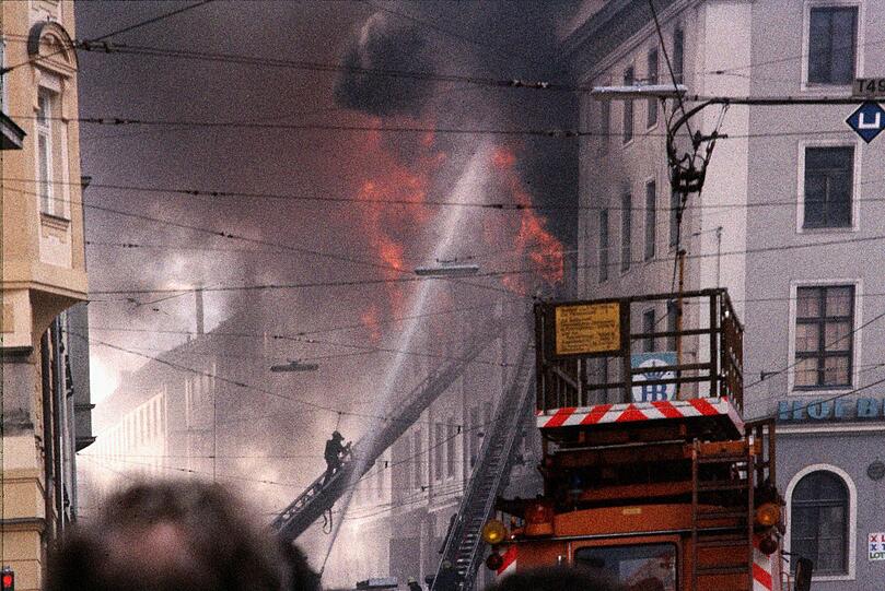 6. April 1987: Vollbrand im H&ouml;fbr&auml;ukeller! Die M&auml;lzerei steht in Flammen und greift auf den Bierkeller und die Brauerei (links) &uuml;ber.