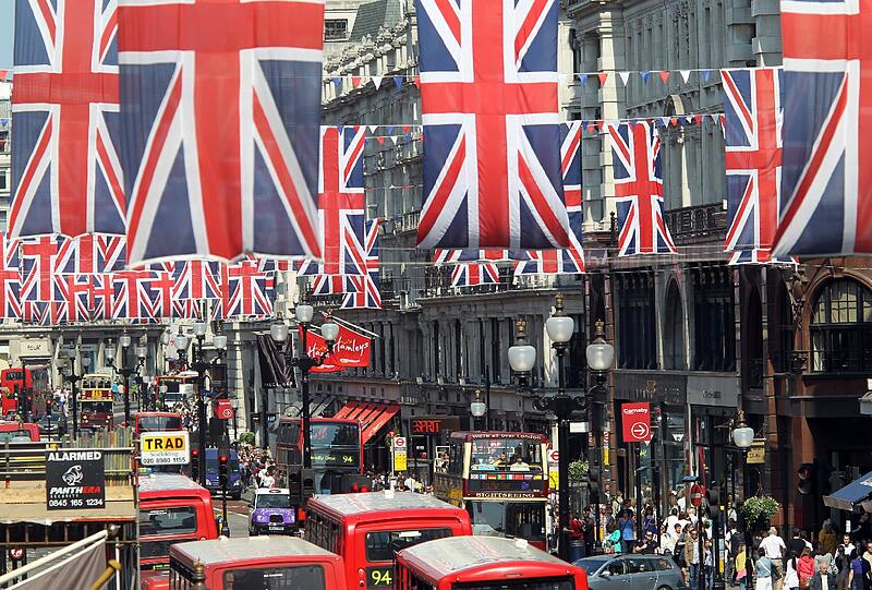 London trägt rot-blau-weiß. Die Straßen sind für die Hochzeit mit Tausenden britischer Flaggen geschmückt.