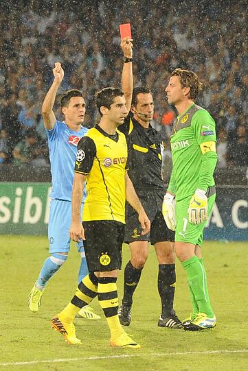 Dortmund kennt Proença auch noch ganz gut. Gegen Napoli leitete er die Partie