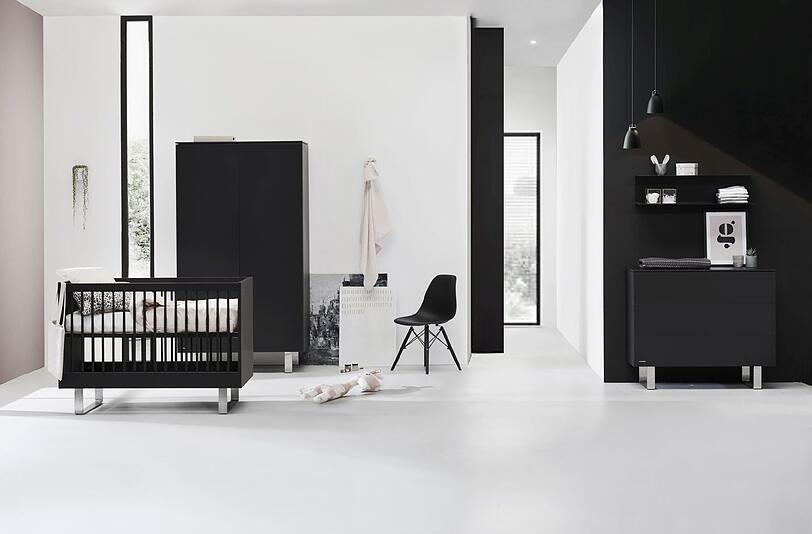 Modernes Kinderzimmerinterieur zeigt Reinartz Babyland im planHAUS. Perfekt aufeinander abgestimmt sind die textile Kollektion von Little Dutch und das Kinderzimmer Intense. Der hohe Designanspruch ist auch in Form der samt-weichen Oberflächenqualität haptisch zu erleben.
