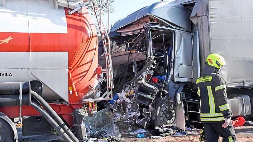 Das Führerhaus wurde komplett eingedrückt, der Fahrer schwer verletzt.