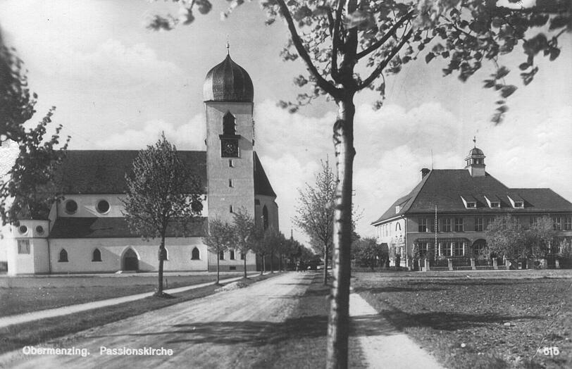 Die 1950 noch unbefestigte Grandlstraße mit Pfarrkirche und Schule.