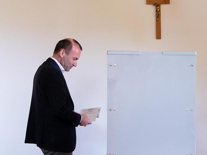 Manfred Weber (CSU), Spitzenkandidat der EVP bei der Europawahl 2019, geht bei der Europawahl zu einer Wahlkabine. Foto: Sven Hoppe