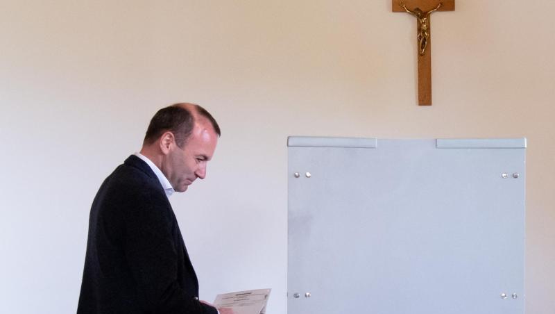Manfred Weber (CSU), Spitzenkandidat der EVP bei der Europawahl 2019, geht bei der Europawahl zu einer Wahlkabine. Foto: Sven Hoppe Manfred Weber (CSU), Spitzenkandidat der EVP bei der Europawahl 2019, geht bei der Europawahl zu einer Wahlkabine. Foto: Sven Hoppe