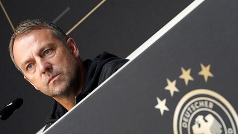 Bundestrainer Hansi Flick bei der Pressekonferenz vor der Abreise nach Skopje auf dem Podium.