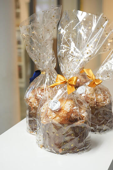 Nach vielen Tagen des Aufgehens werden die flachen Fladen in der Panettone-Form gebacken, über Kopf aufgehängt, sehen am Ende so aus und kosten 18,95 Euro.