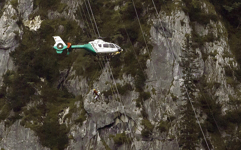 Horror-Nacht für einige Insassen einer Gondel in Schwangau. Nach einem Gleitschirm-Unfall mussten die Fahrgäste teils die Nacht in der Luft verbringen. Rettungskräfte konnten alle Menschen retten.