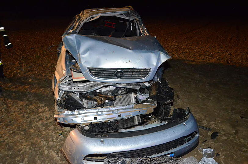 Beim Überholen kommt ein Zafira von der Fahrbahn ab und überschlägt sich mehrmals. Der Fahrer und seine beiden Kinder (6 und 12) werden mittelschwer verletzt.