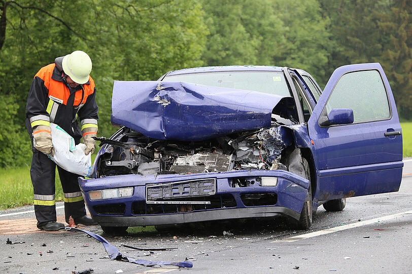 Auf der B12 Reichertsheimer Berg kam es am Donnerstagmittag zu einem Auffahrunfall mit drei Fahrzeugen.