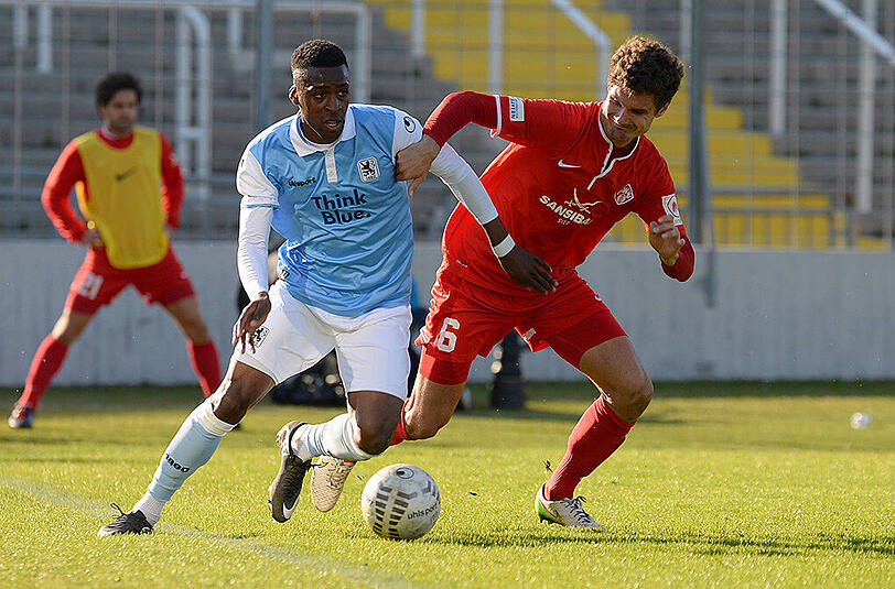 Szene aus der Regionalliga-Partie TSV 1860 II gegen Würzburger Kickers im März 2015: Stephan Mvidubulu gegen den Würzburger Niklas Weißenberger (rechts).