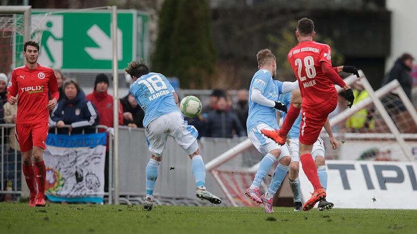 Hart umkämpfte Partie beim Namensvetter: Die blauen Löwen vom TSV 1860 gegen die roten Sechziger aus Rosenheim.