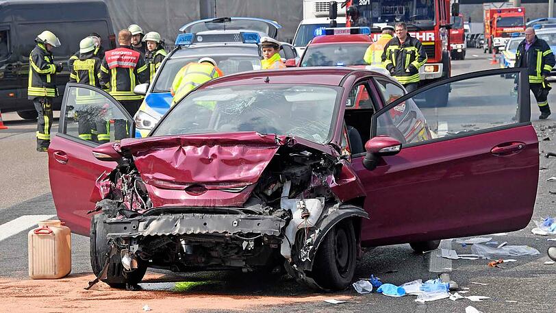 Nach dem Unfall musste die A99 für etwa eine Stunde gesperrt werden. Die drei Insassen des Ford kamen mit schweren Verletzungen ins Krankenhaus. Der Fahrer starb wenig später.