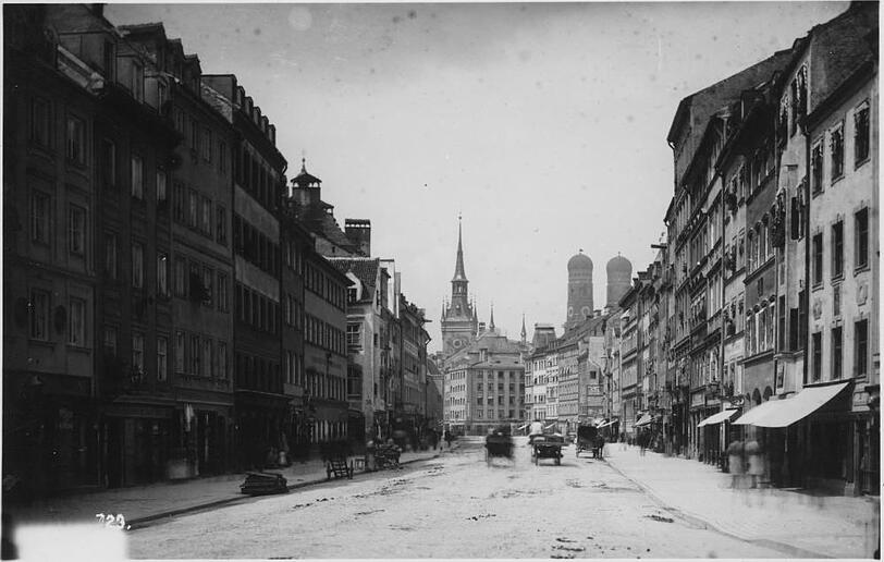 1880: Im Tal dominieren Leiterwagerl, Kopfsteinpflaster und Pferdekutschen. Ein Hingucker: der neugotische Alte Rathausturm im Hintergrund. Der Neue Rathausturm wird erst 1907 fertiggestellt sein.