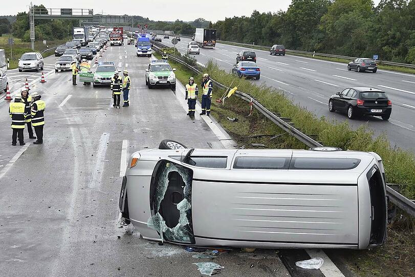Am Samstag kam es auf der A99 bei Feldmoching zu einem schweren Unfall. Ein Kleintransporter wurde nach dem Zusammenstoß mit einem BMW auf die Seite geschleudert.