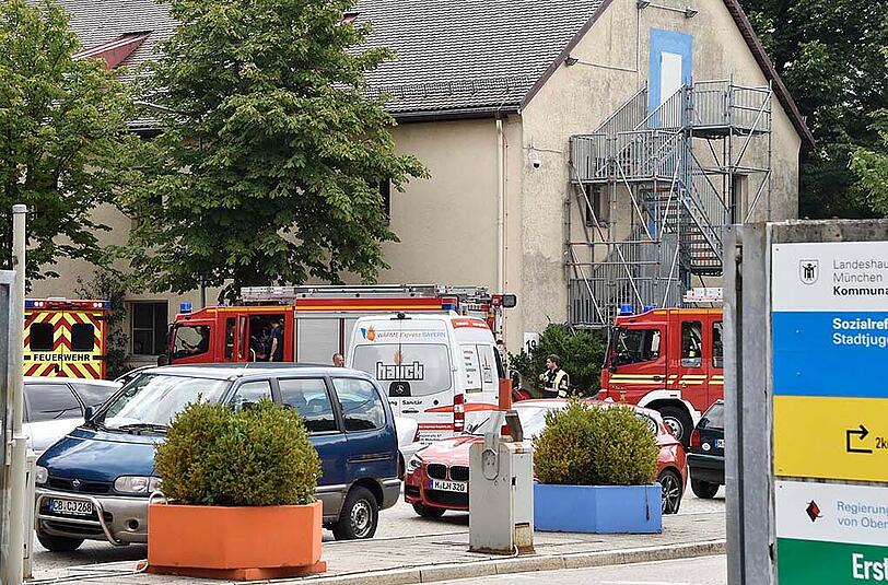 Bei einem Brand in einer Asylbewerber-Einrichtung in der Heidemannstraße erlitten mehrere Personen Rauchvergiftungen.