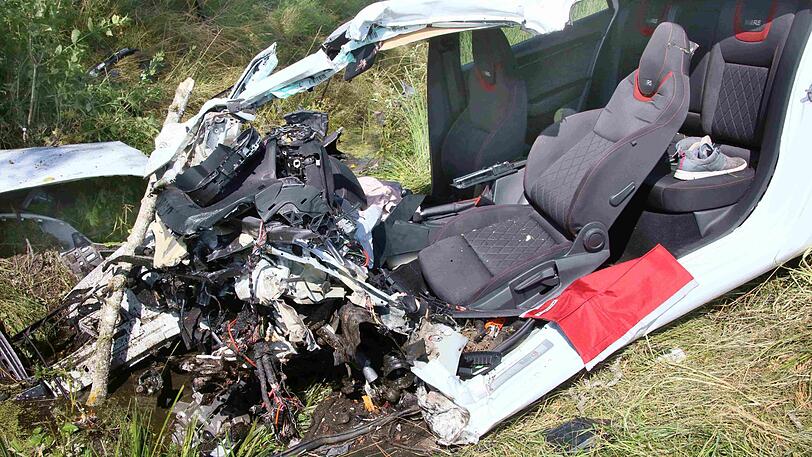 Der 36-jährige Skoda-Fahrer kam aus noch ungeklärter Ursache mit hoher Geschwindigkeit nach rechts von der Fahrbahn ab und kollidierte mit einem Baum.