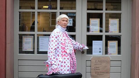 Ein Darsteller des Musikers Leopold Mozart (1719-1787) steht in Augsburg vor dem Mozarthaus. Foto: Fabian Schreyer/Mozartstadt Augsburg/dpa/Archivbild