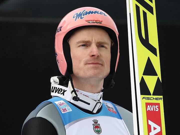 Severin Freund, Skispringer aus Deutschland, schaut nach dem 1. Durchgang auf die Anzeigetafel. Foto: Daniel Karmann/dpa