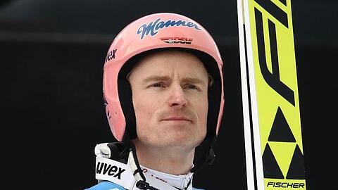 Severin Freund, Skispringer aus Deutschland, schaut nach dem 1. Durchgang auf die Anzeigetafel. Foto: Daniel Karmann/dpa