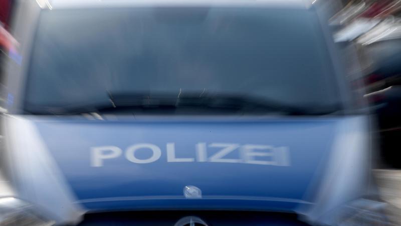 Ein Polizeiwagen mit eingeschaltetem Blaulicht.