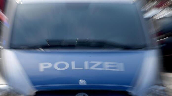 Ein Polizeiwagen mit eingeschaltetem Blaulicht.