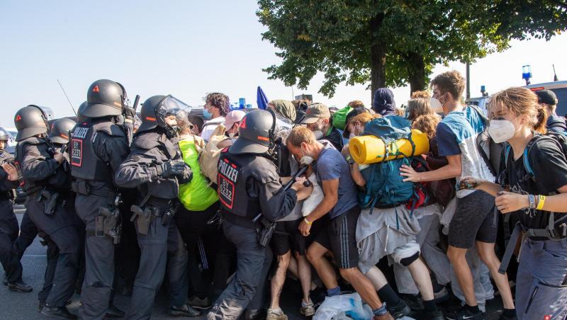Die Polizei im Einsatz während der IAA. Die Stadt soll nun Auskunft geben.