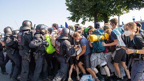 Die Polizei im Einsatz während der IAA. Die Stadt soll nun Auskunft geben.