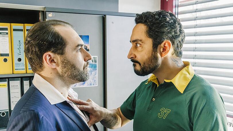 "Die Glücksspieler: Auf den Hund gekommen": Firat (Eko Fresh, r.) vertraut Ömer (Roman Kanonik) nicht.