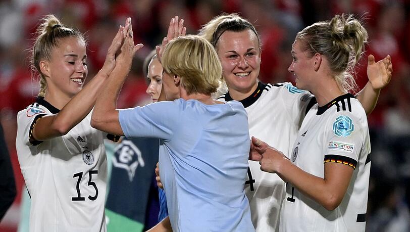 Bundestrainerin Martina Voss-Tecklenburg (2.v.l.) klatscht nach dem 4:0-Sieg mit Giulia Gwinn ab.